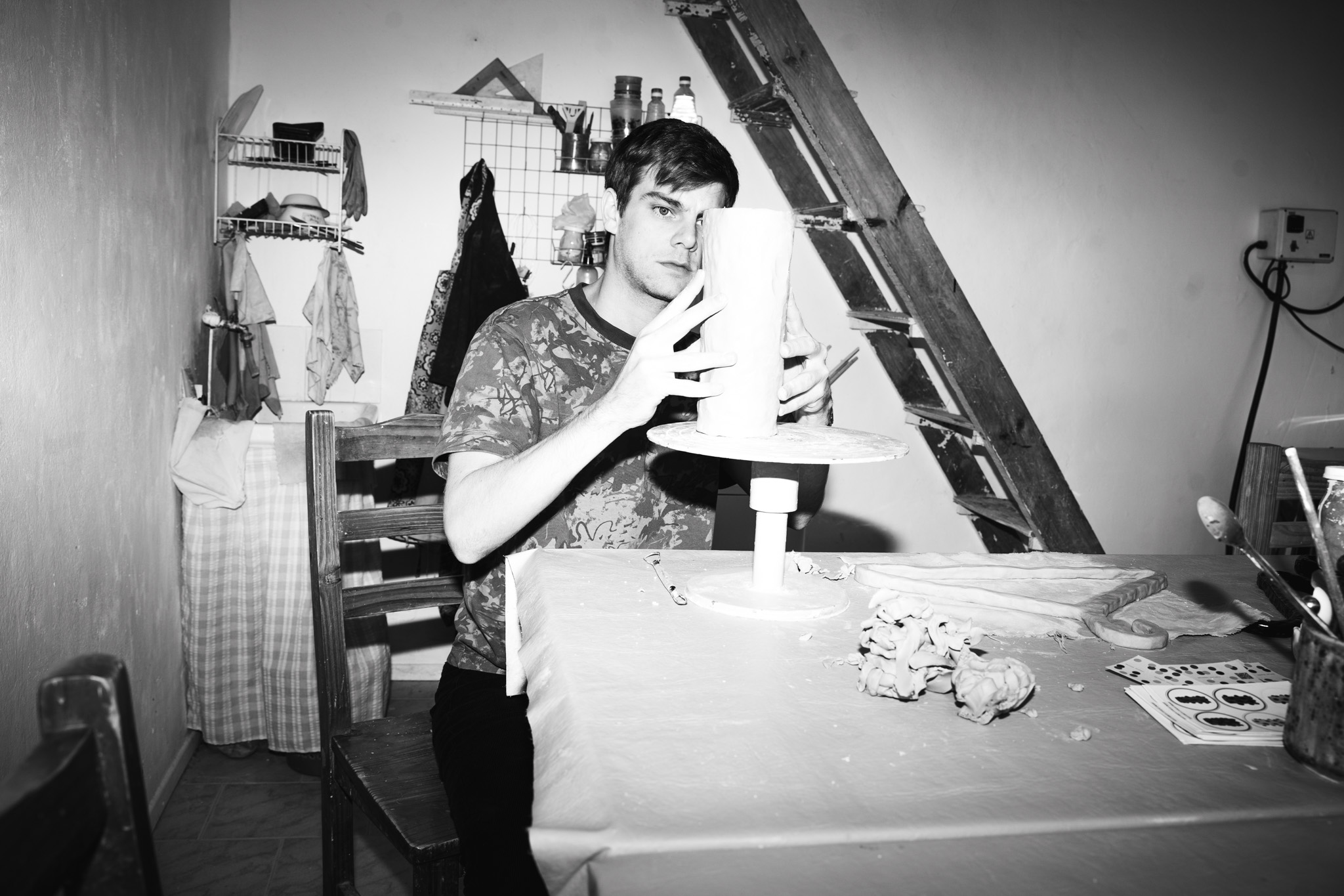 Matías Alemán trabajando en su taller
