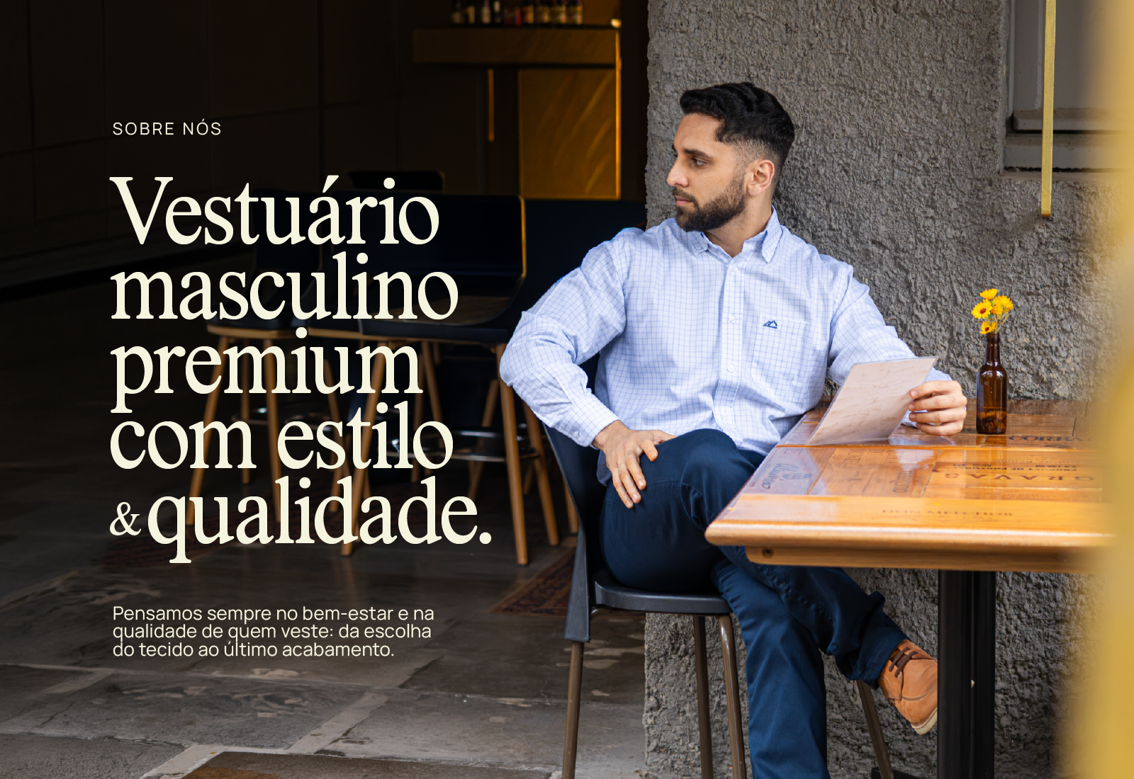 Homem de camisa azul xadrez sentado em um café, La Montagna