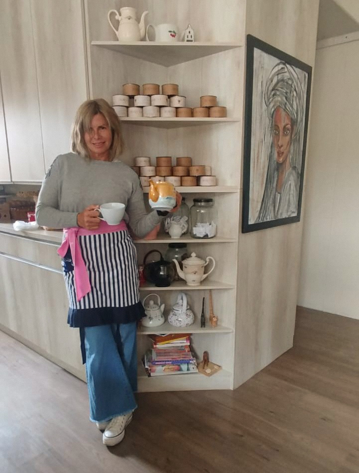 Vero Ortega en Casa Horvya, junto a sus blends y teteras