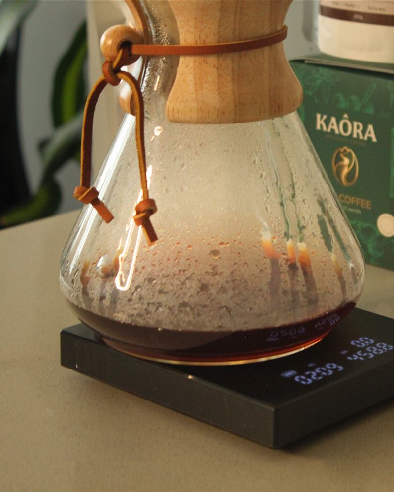 Chemex con café recién filtrado sobre una balanza, junto a una bolsa de Kaôra Blend