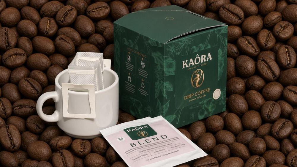 Caja de Drip Coffee Kaôra con un sobre individual junto a una taza