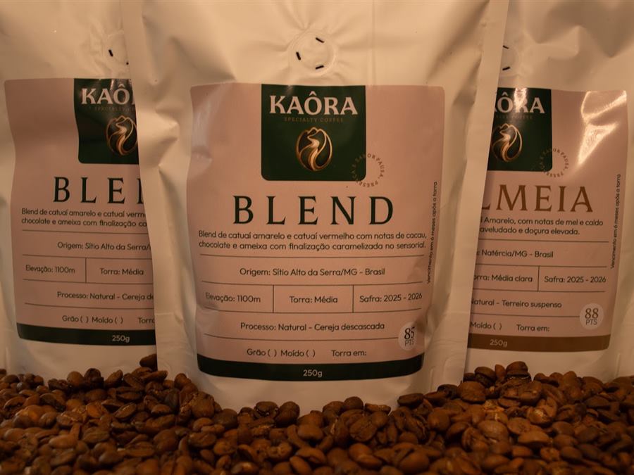 Bolsas de café Kaôra Blend y Colmeia sobre granos de café
