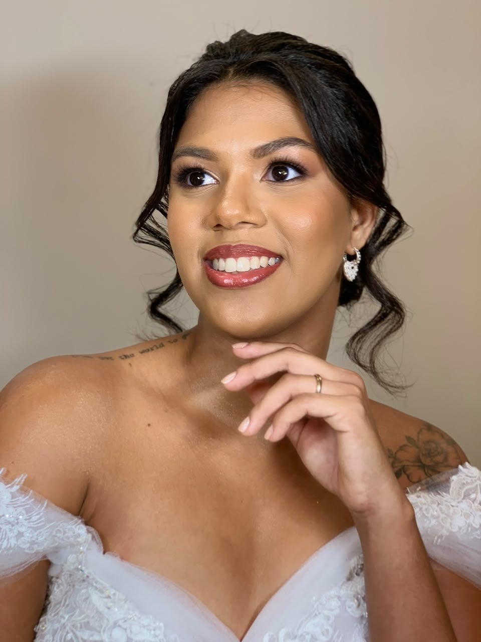 Maquiagem e penteado de noiva sorrindo, por Veruska Bispo