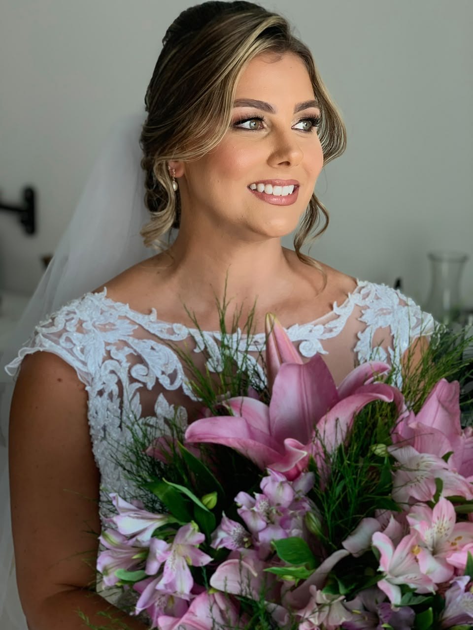 Noiva com buquê de lírios, maquiagem e penteado por Veruska Bispo