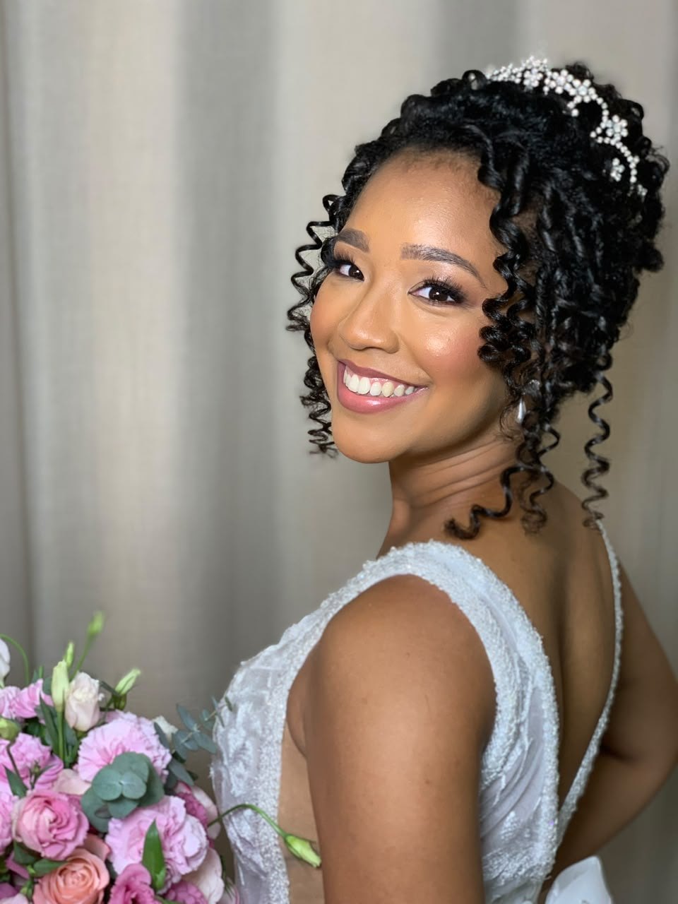 Noiva com cachos e tiara, maquiagem e penteado por Veruska Bispo