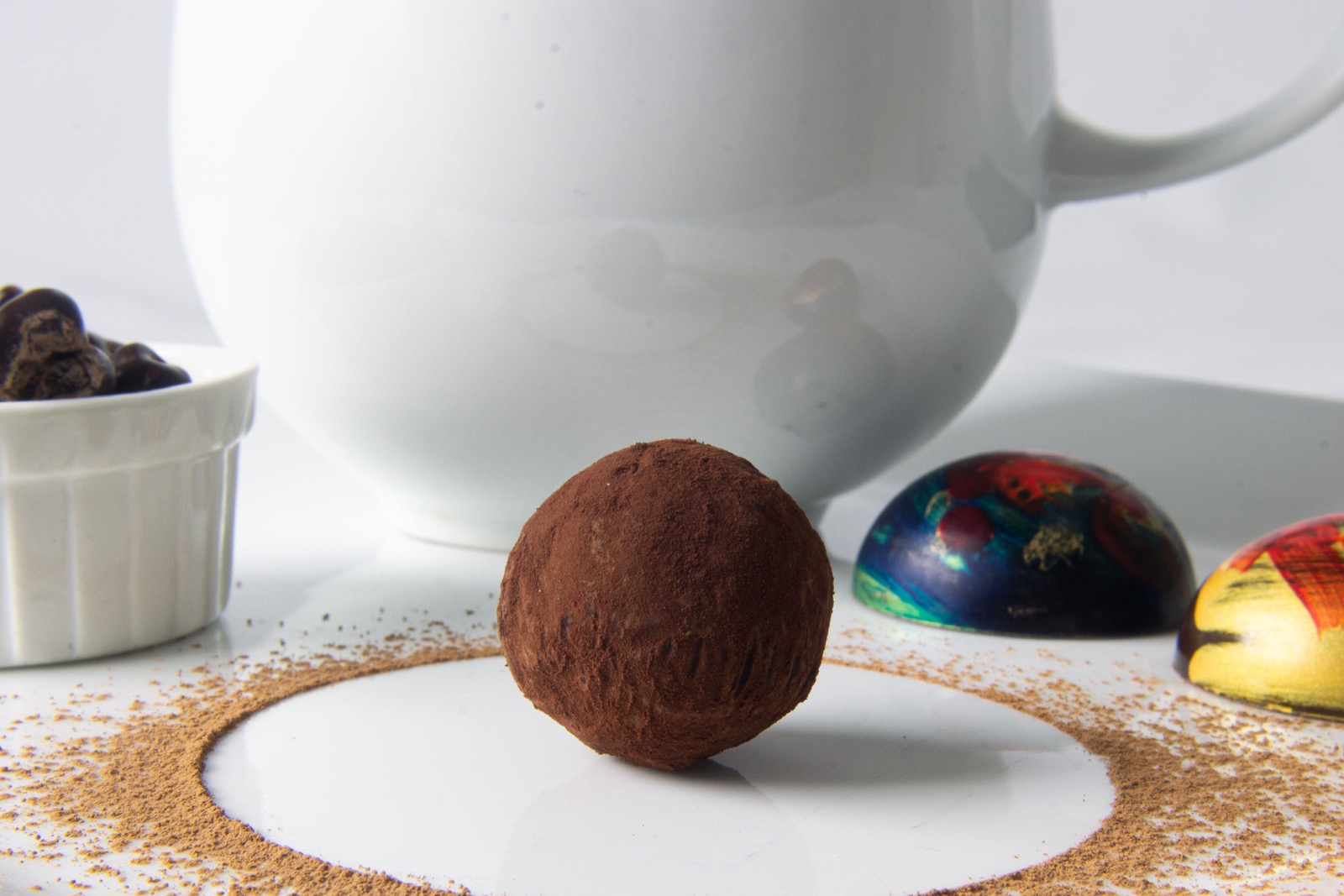 Trufa de chocolate Ketóret junto a una taza