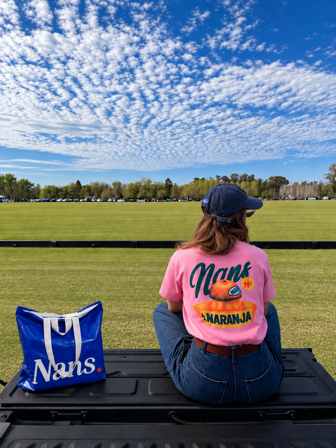 Remera Nans Las Monjitas frente a un partido de polo