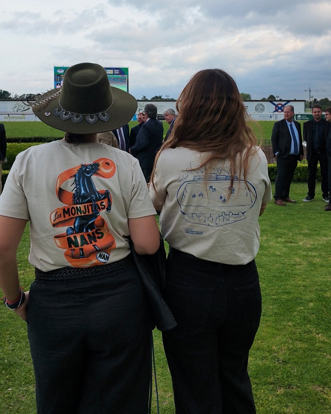 Dos amigas con remeras Nans en el hipódromo