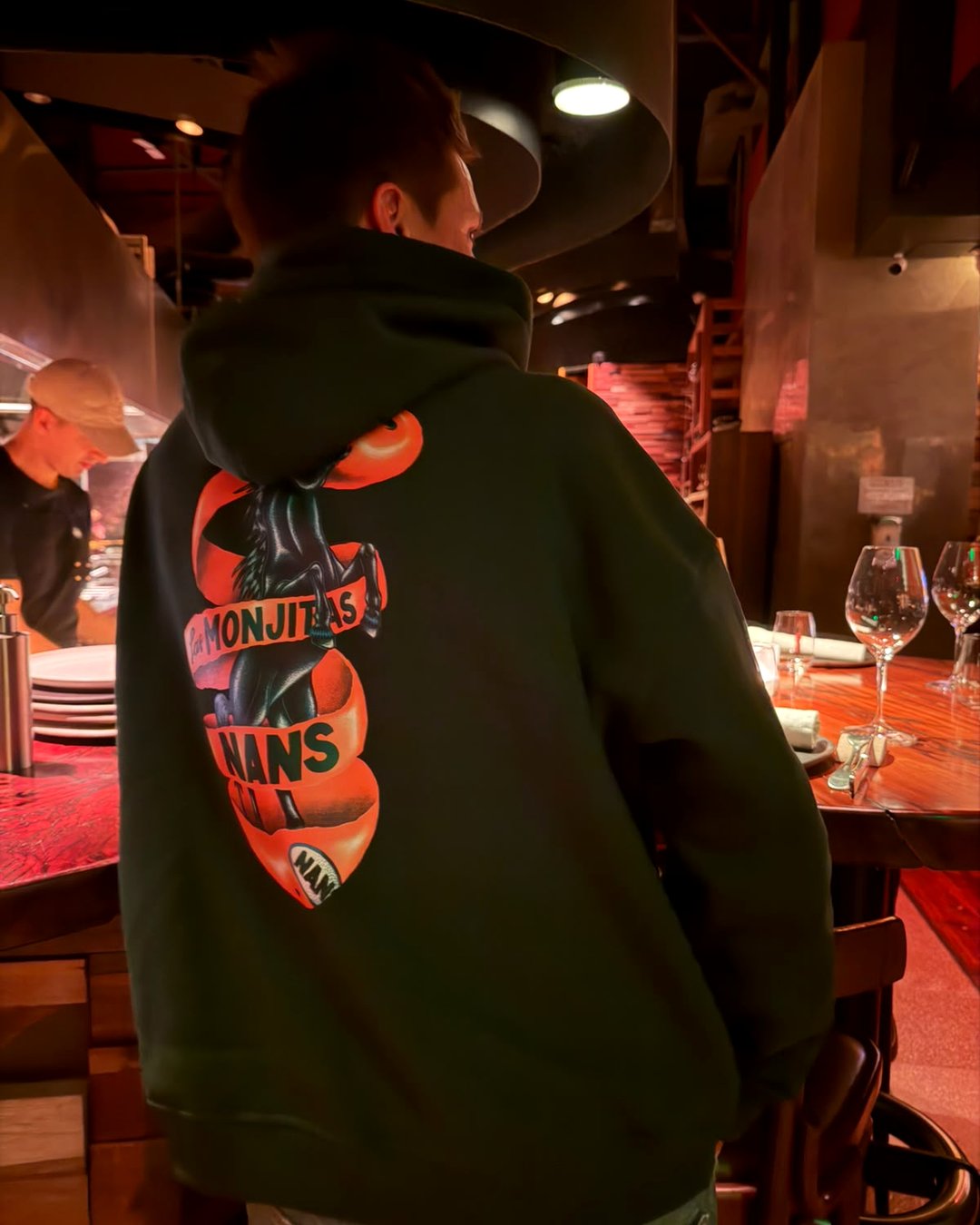 Hoodie Nans Las Monjitas en un restaurante