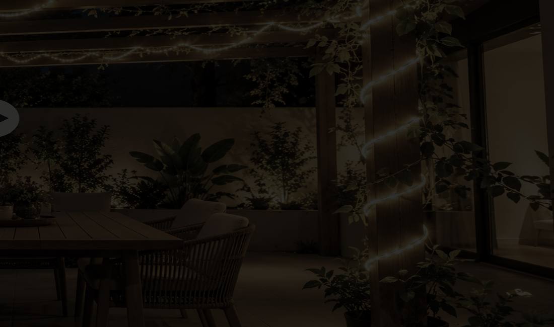 Ilustración del mismo patio con iluminación tenue