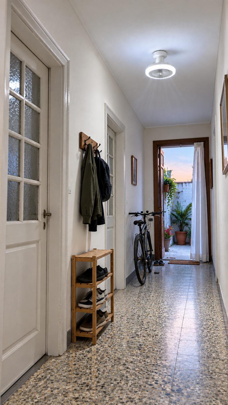 Foco ventilador en un pasillo