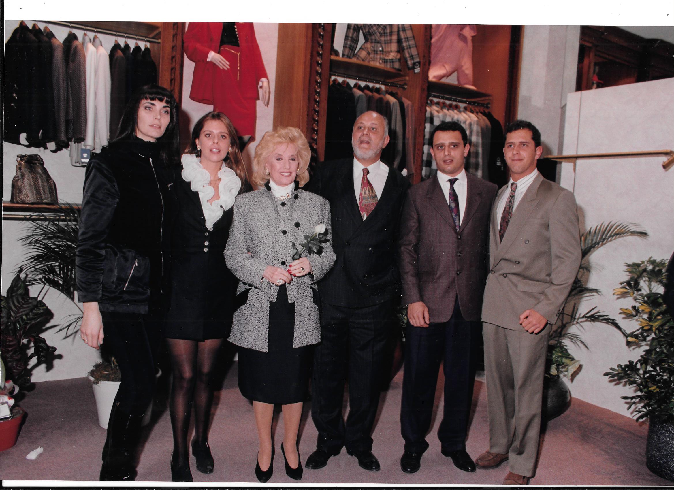 Foto de archivo de Châtelet: un grupo posando dentro de un local de ropa