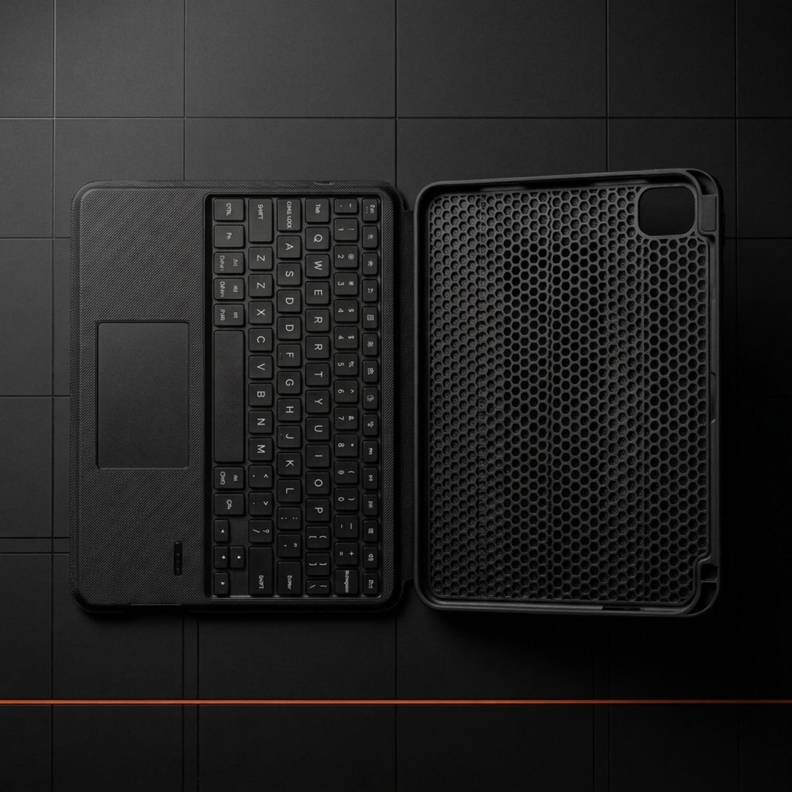Funda con textura de panal y teclado vistos desde arriba