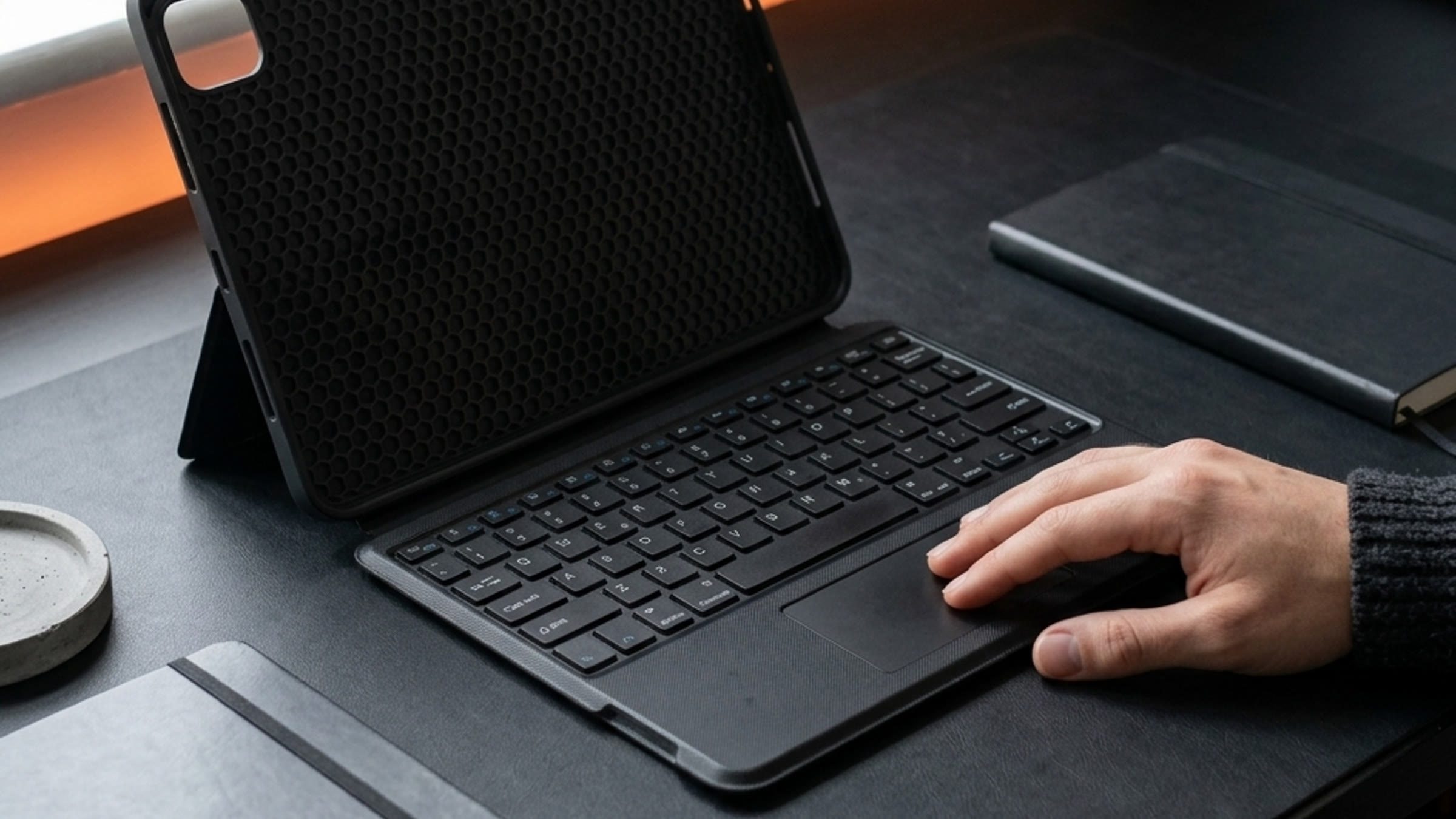 VANTA Keys con trackpad sobre un escritorio