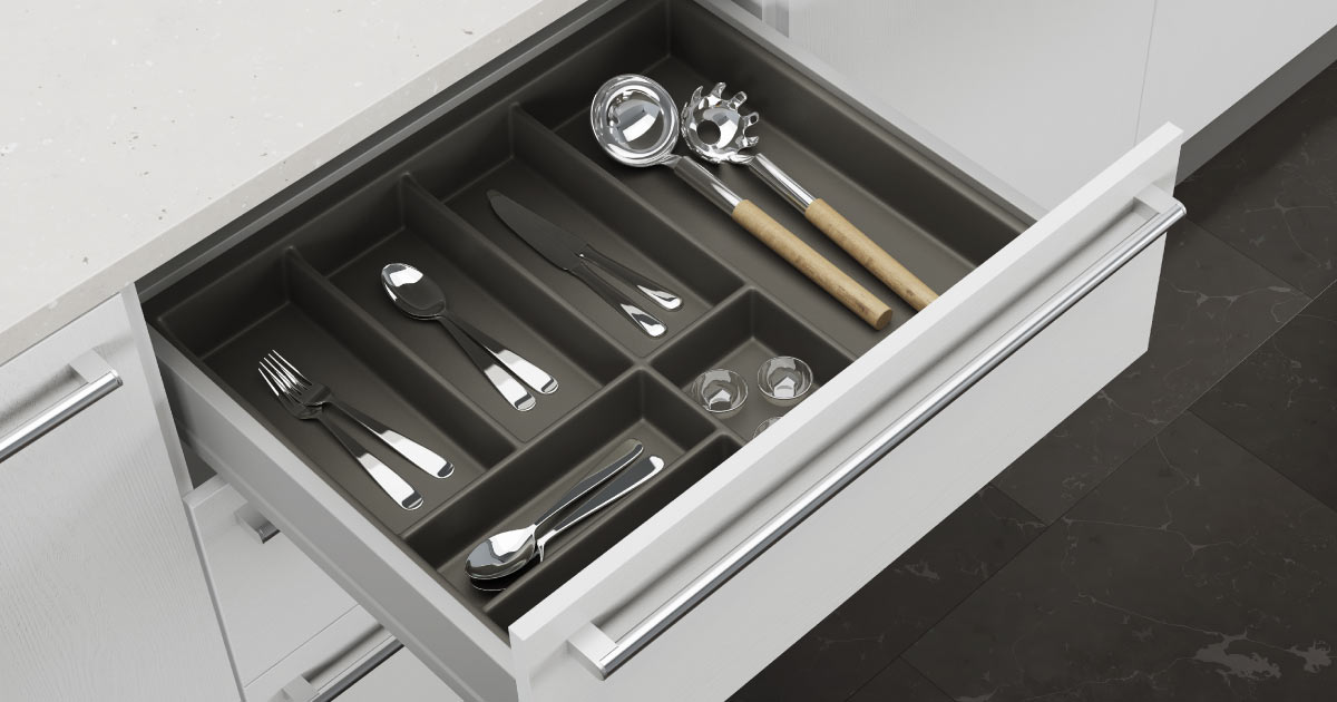 Gaveta de cozinha com organizador de talheres impresso em 3D, mantendo utensílios de forma ordenada e acessível.