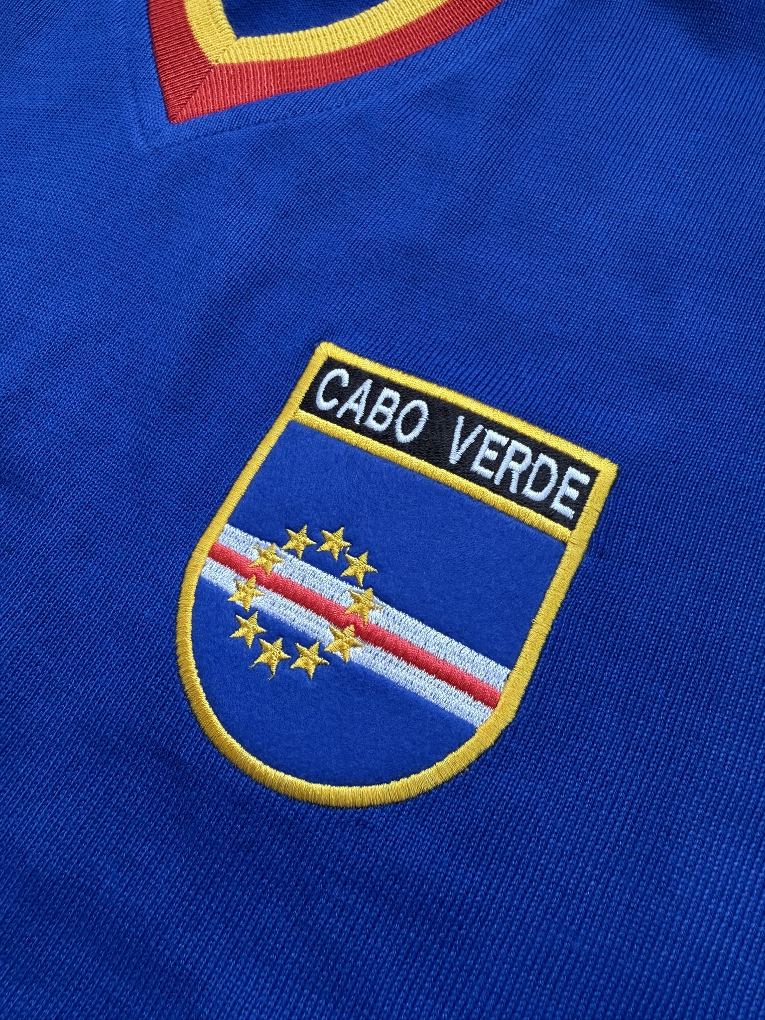 Detalhe do escudo bordado da Camisa Retrô Cabo Verde