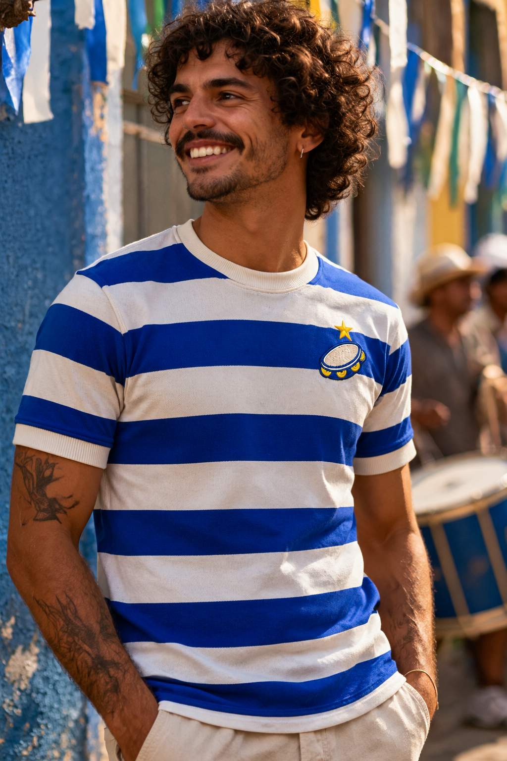 Camisa Carnaval Heritage listrada azul e branco com escudo bordado