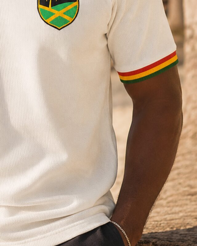 Detalhe do punho da manga com acabamento canelado nas cores jamaicanas
