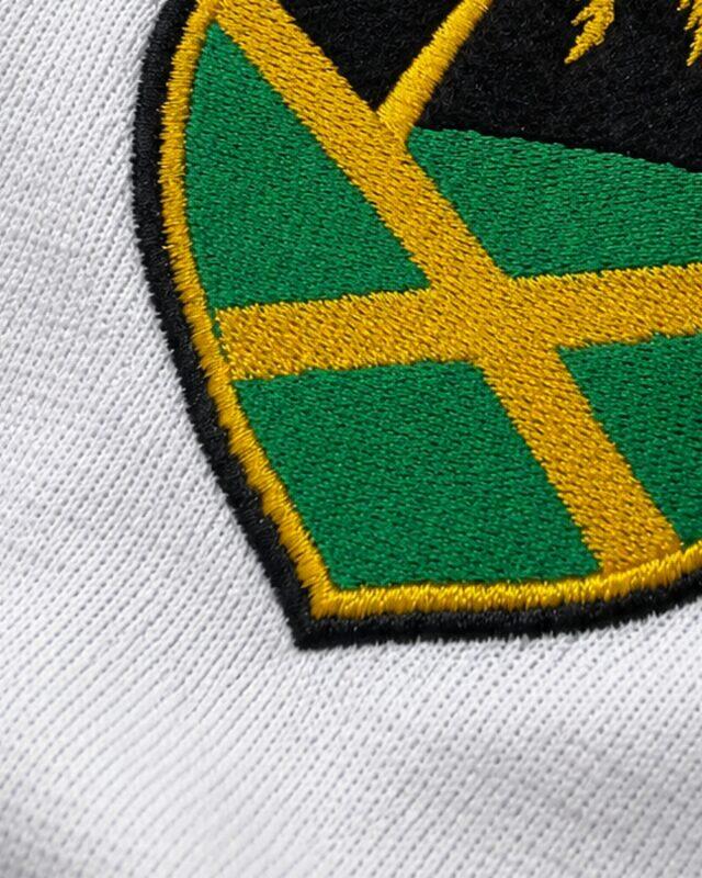 Detalhe da textura da malha branca da camisa