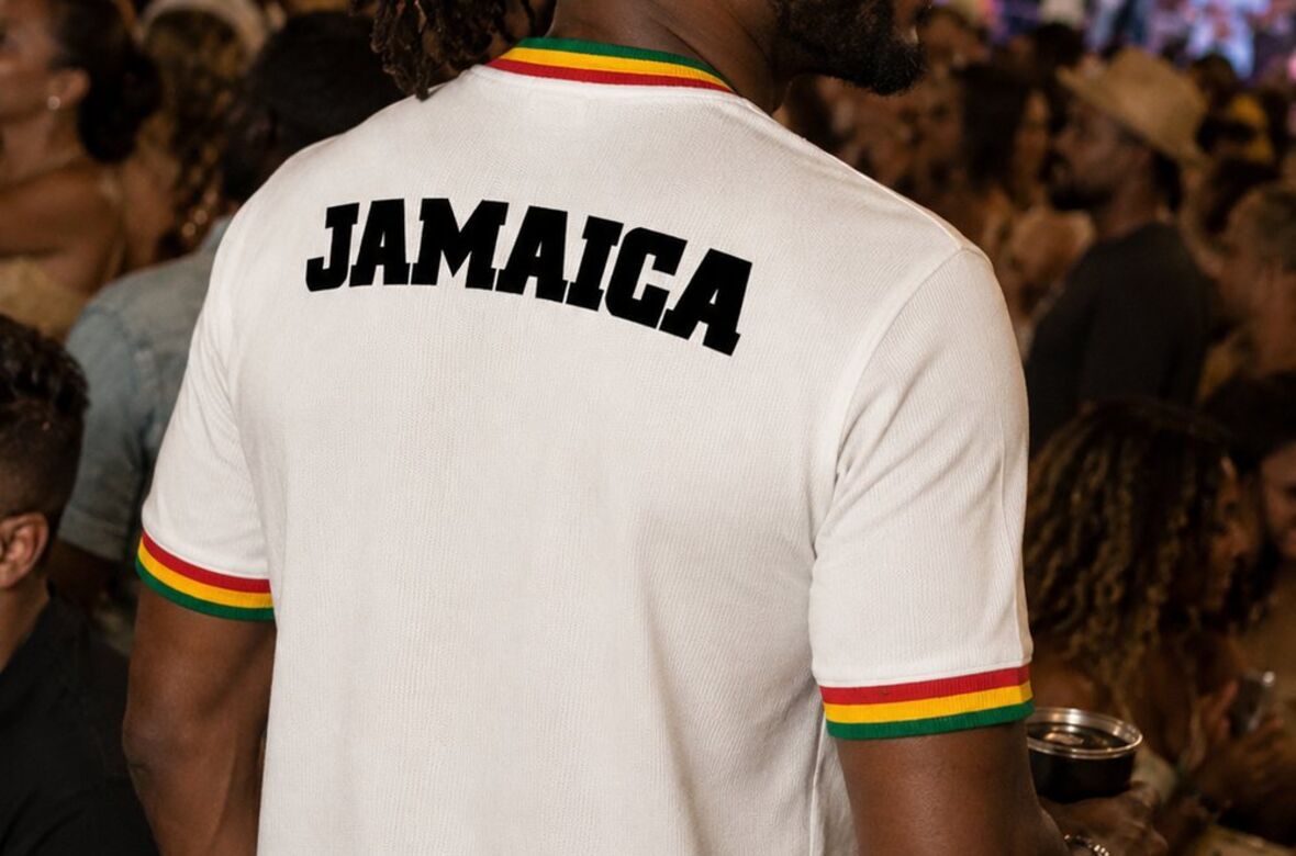 Modelo usando a camisa da Jamaica Reggae Collection em ambiente &agrave; beira-mar