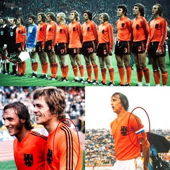 Johan Cruyff com a camisa da Holanda de duas listras em 1974