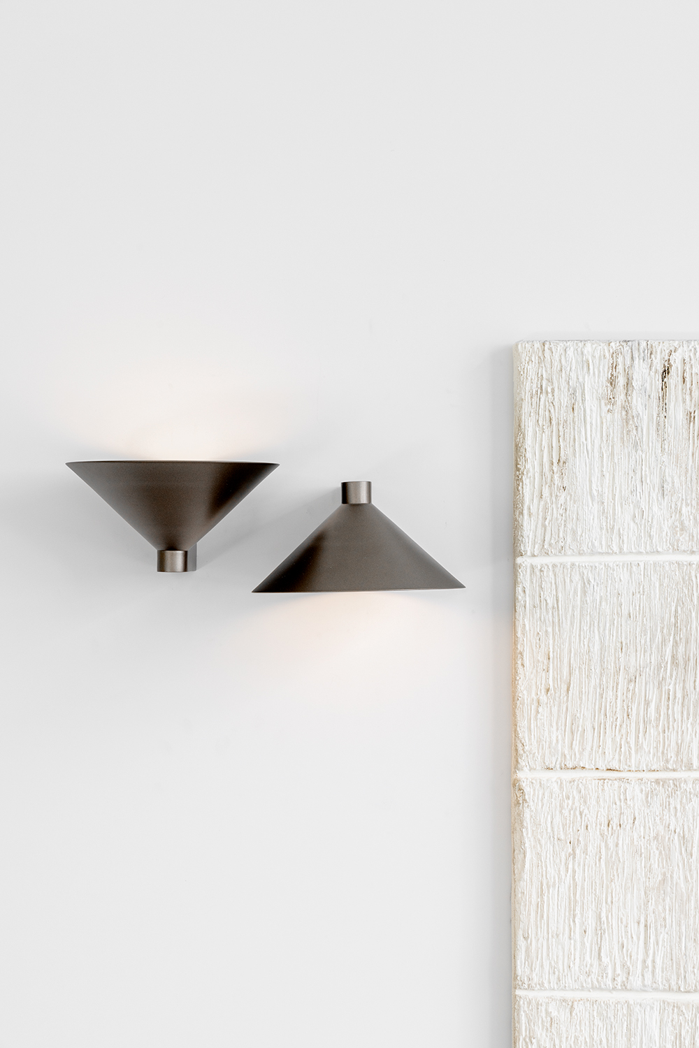 Luminaria de Parede Arandela Piramide Led 3000K 2,5W para Cabeceira de Cama, Espelho do Banheiro, Lavabo, Corredor, Living e Salas