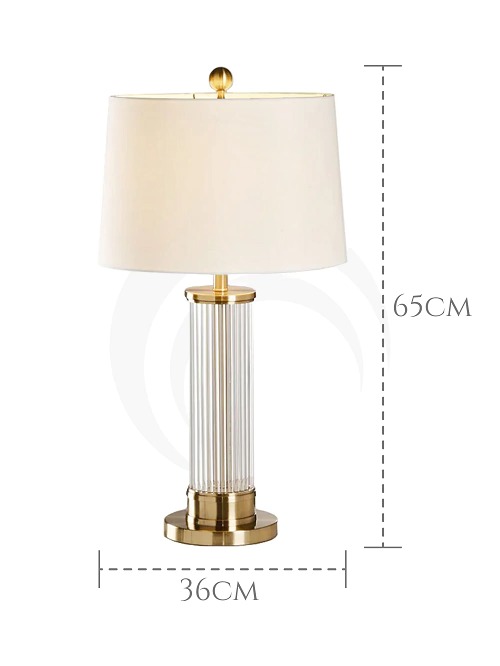 Abajur dourado Cona com base cil&iacute;ndrica de metal e vidro, c&uacute;pula branca, ideal para leitura em quartos, escrit&oacute;rios e escrivaninhas.