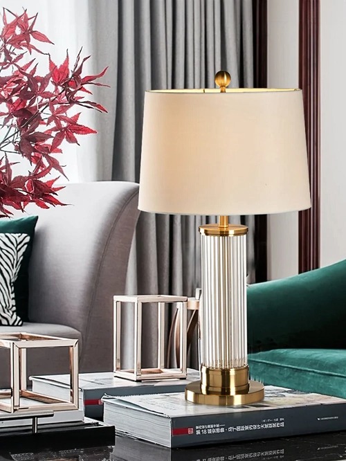 Abajur dourado Cona com base cil&iacute;ndrica de metal e vidro, c&uacute;pula branca, ideal para leitura em quartos, escrit&oacute;rios e escrivaninhas.