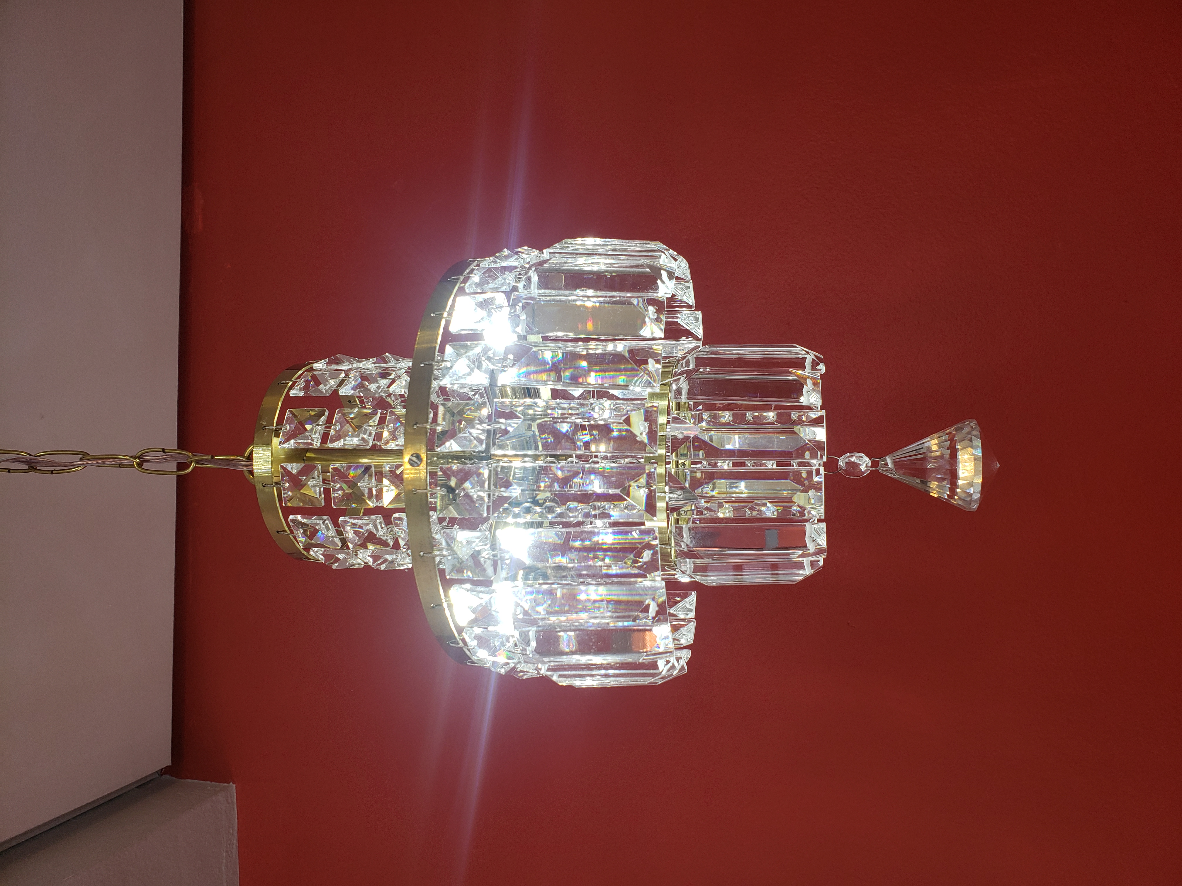 Lustre pendente Hammas com design em cristal e estrutura dourada, ideal para cabeceira de cama e lavabos. Lustres Gêneiss loja online de Lustres e Iluminação Decorativa