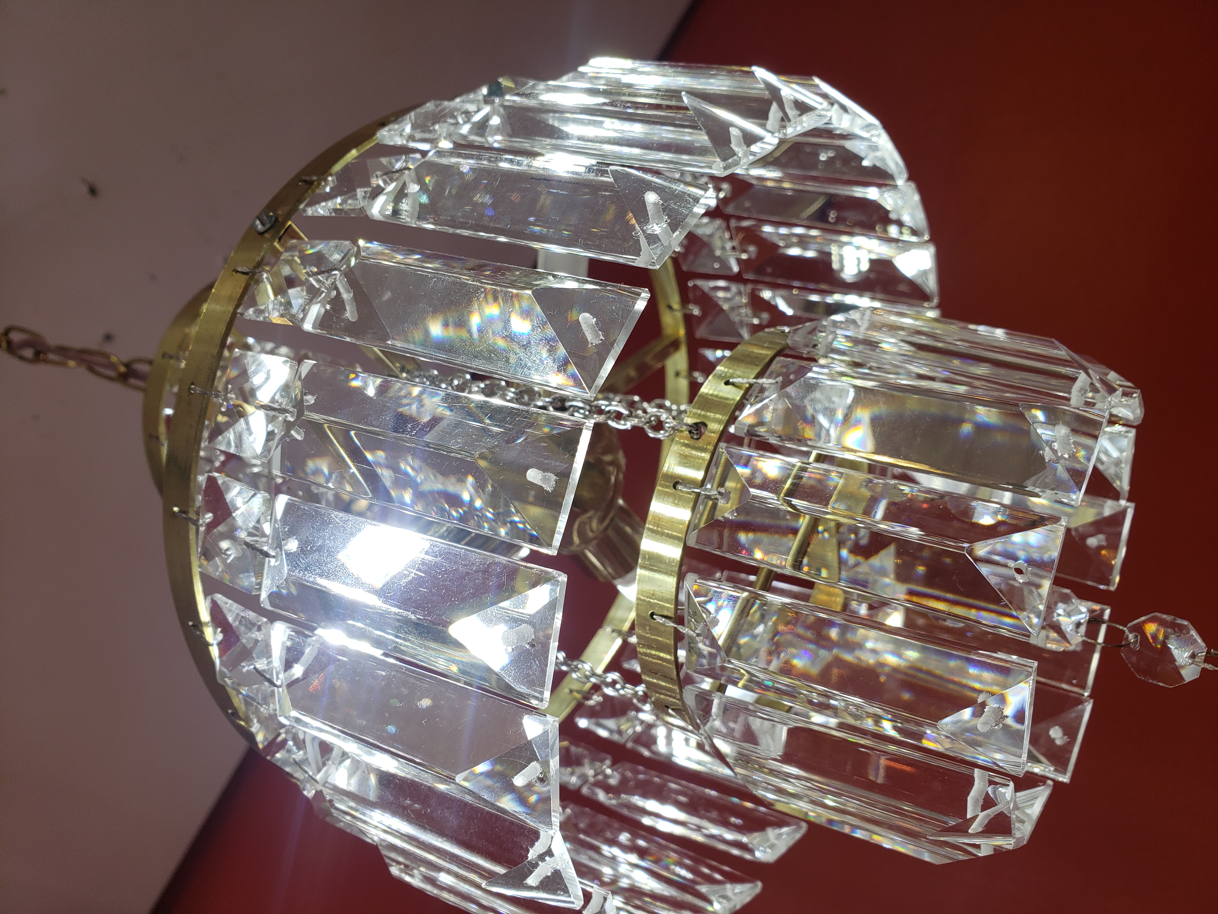 Lustre pendente Hammas com design em cristal e estrutura dourada, ideal para cabeceira de cama e lavabos. Lustres Gêneiss loja online de Lustres e Iluminação Decorativa