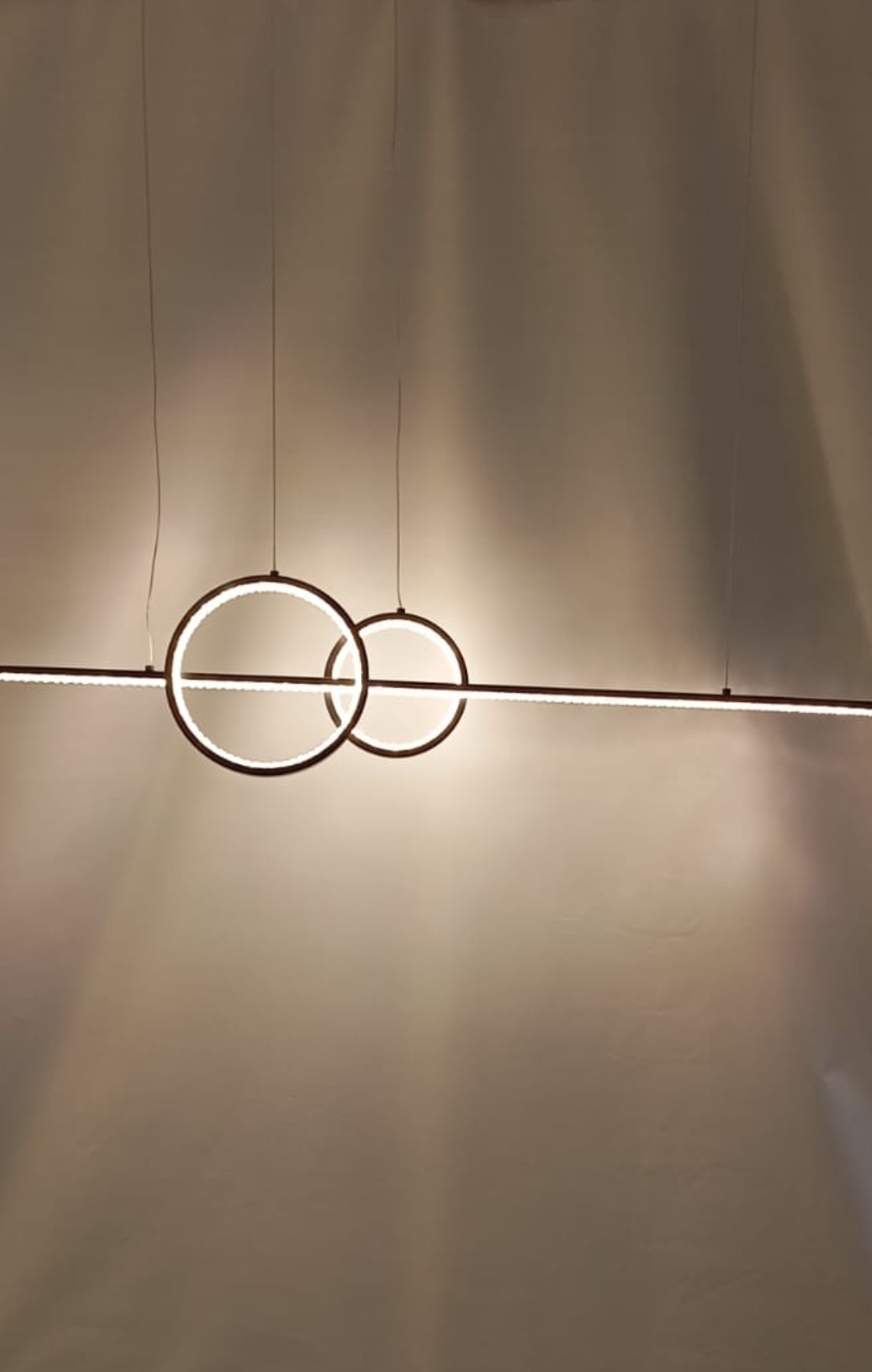 Luminária pendente de teto LED 3000k dourada modelo Udders, design moderno para sala de jantar ou estar, da marca Sindora.