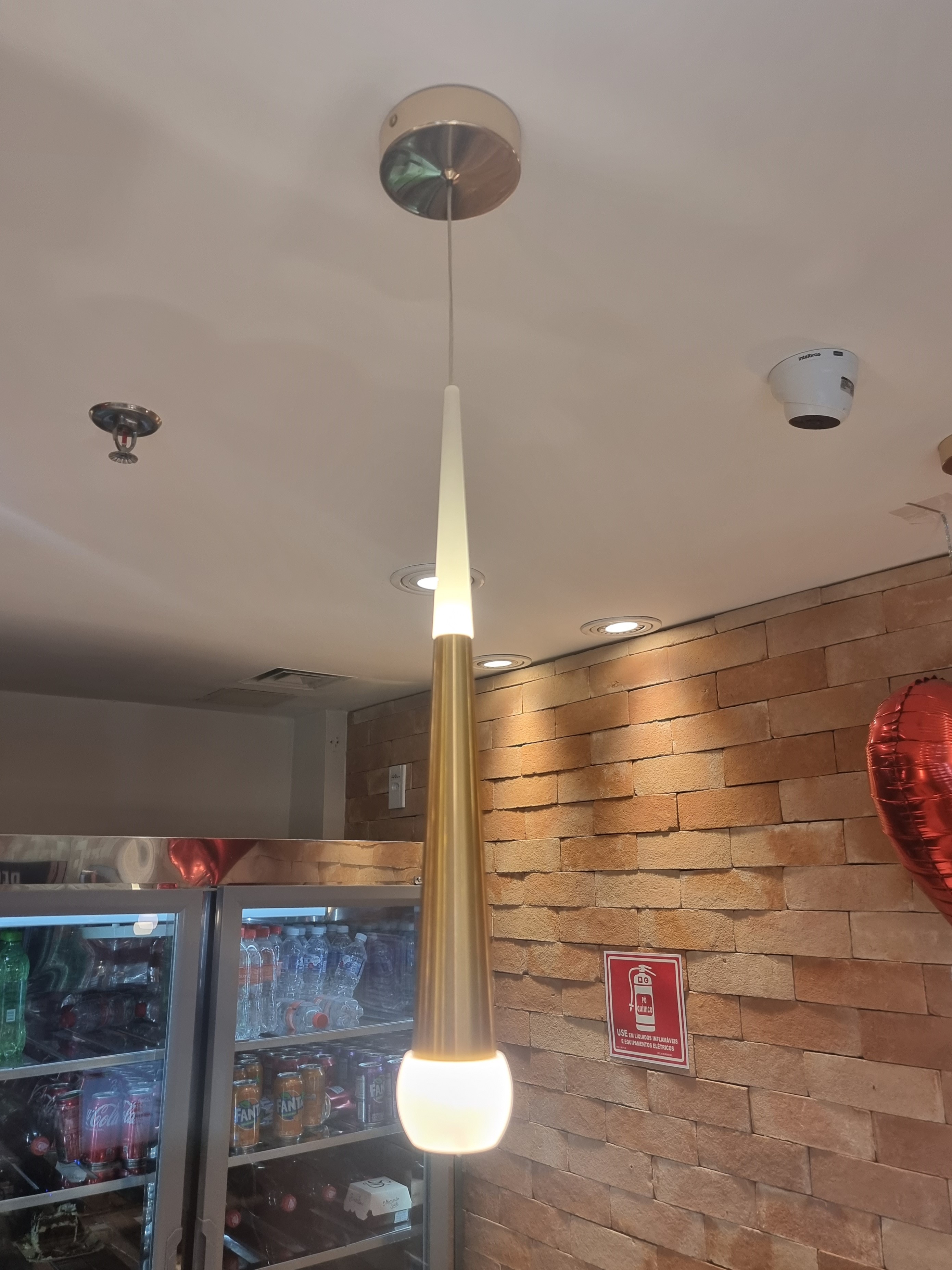 Pendente Moderno de LED Muzini Dourado, ideal para salas, lavabos, balcões e cabeceiras de cama. Lustres Gênesis loja online de Lustres e Iluminação Decorativa