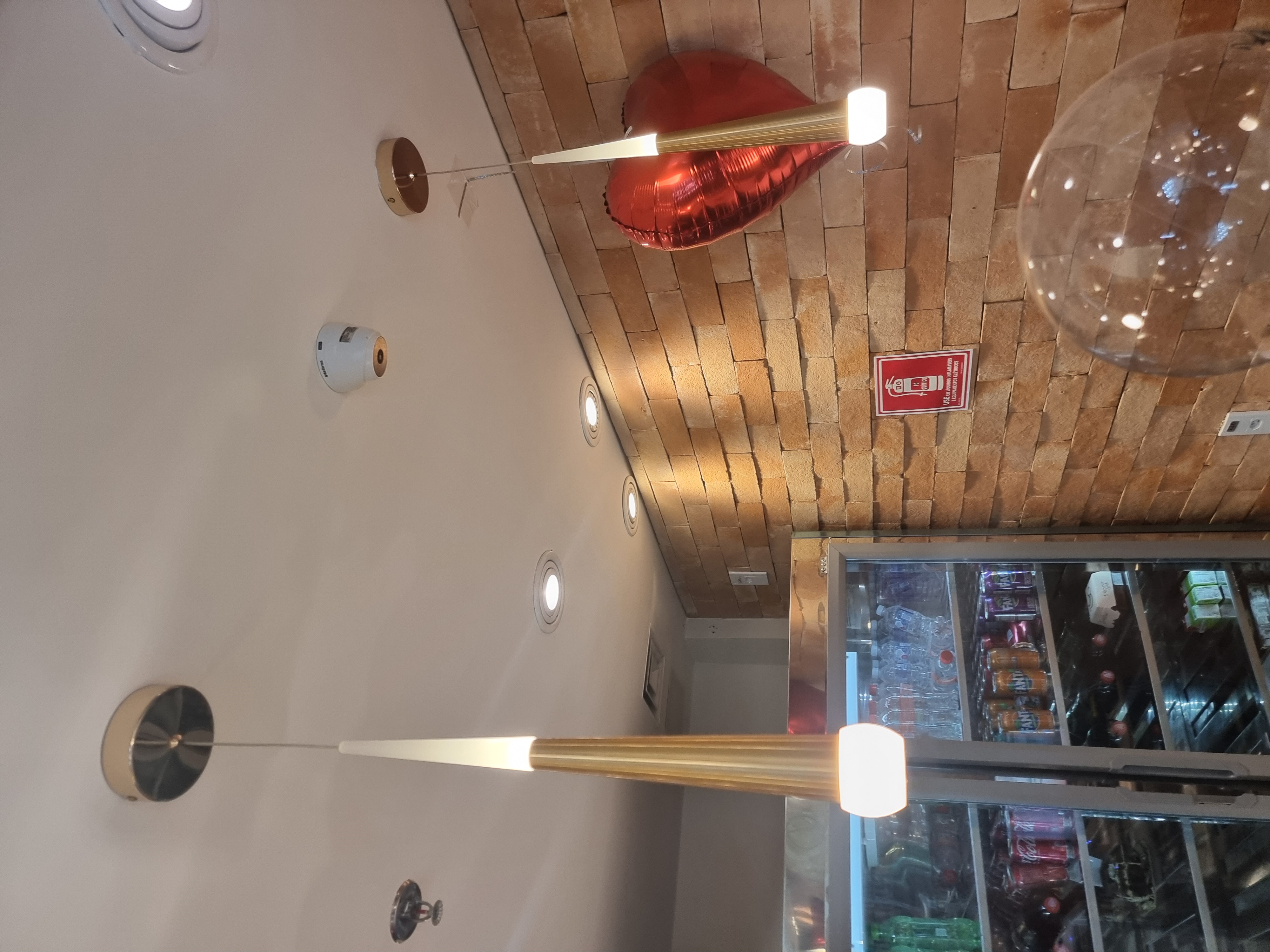 Pendente Moderno de LED Muzini Dourado, ideal para salas, lavabos, balcões e cabeceiras de cama. Lustres Gênesis loja online de Lustres e Iluminação Decorativa