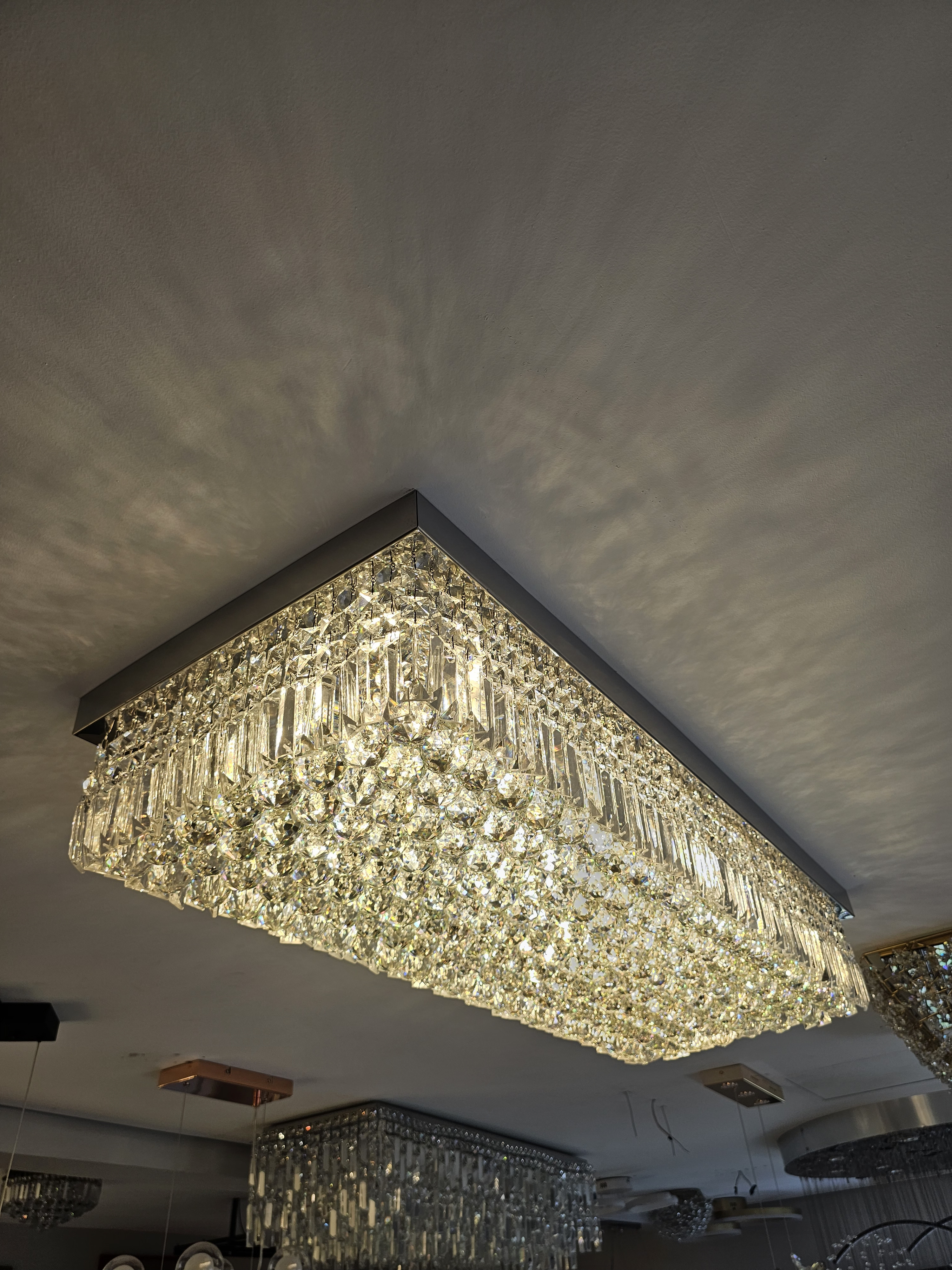 Plafon de cristal retangular Zenith 100x40cm com acabamento sofisticado, ideal para sala de jantar, quartos, sala de TV e escritório.