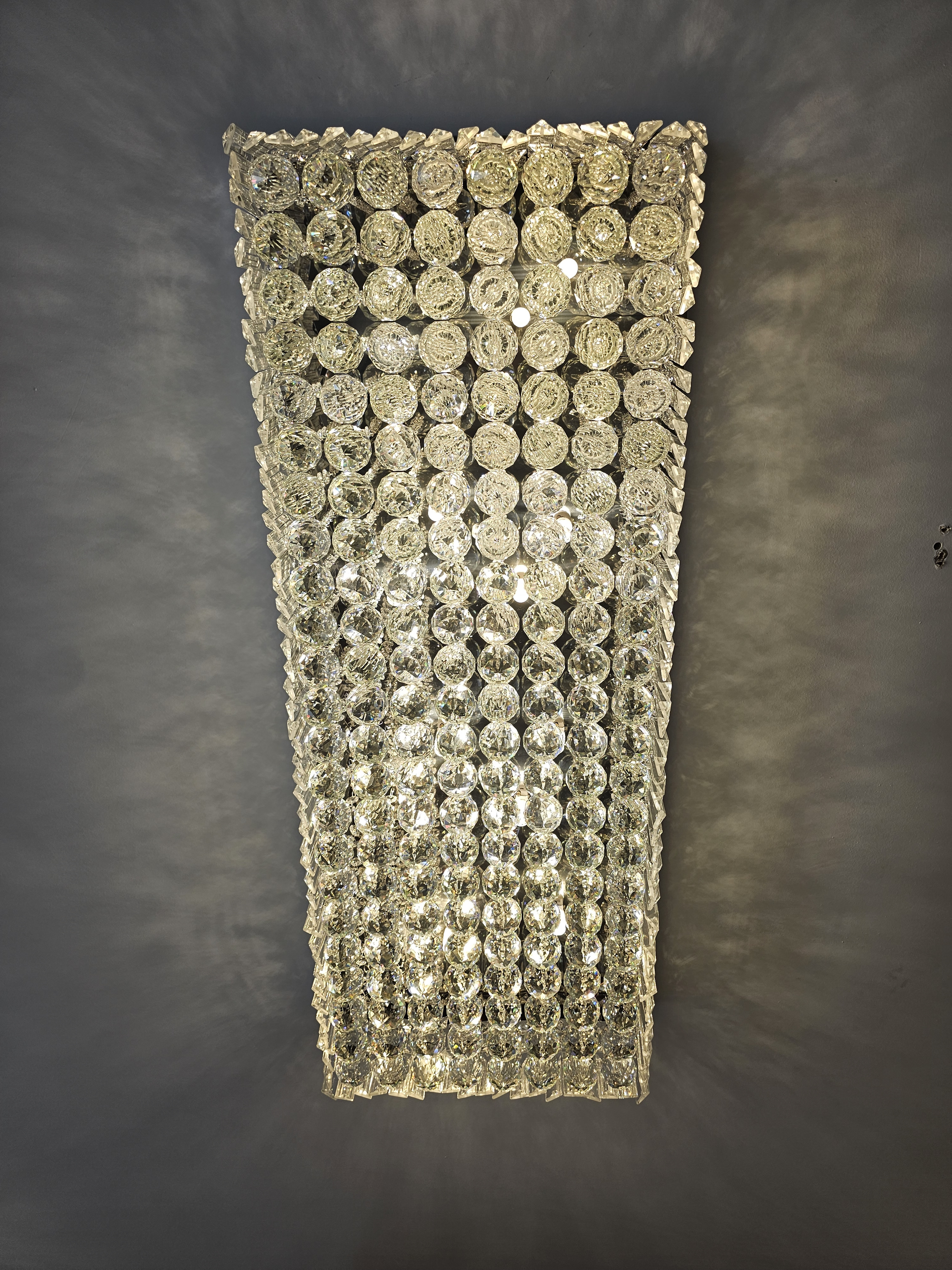 Plafon de cristal retangular Zenith 100x40cm instalado no teto, com cristais brilhantes e design elegante, ideal para sala de jantar, quartos, sala de TV e escritório.