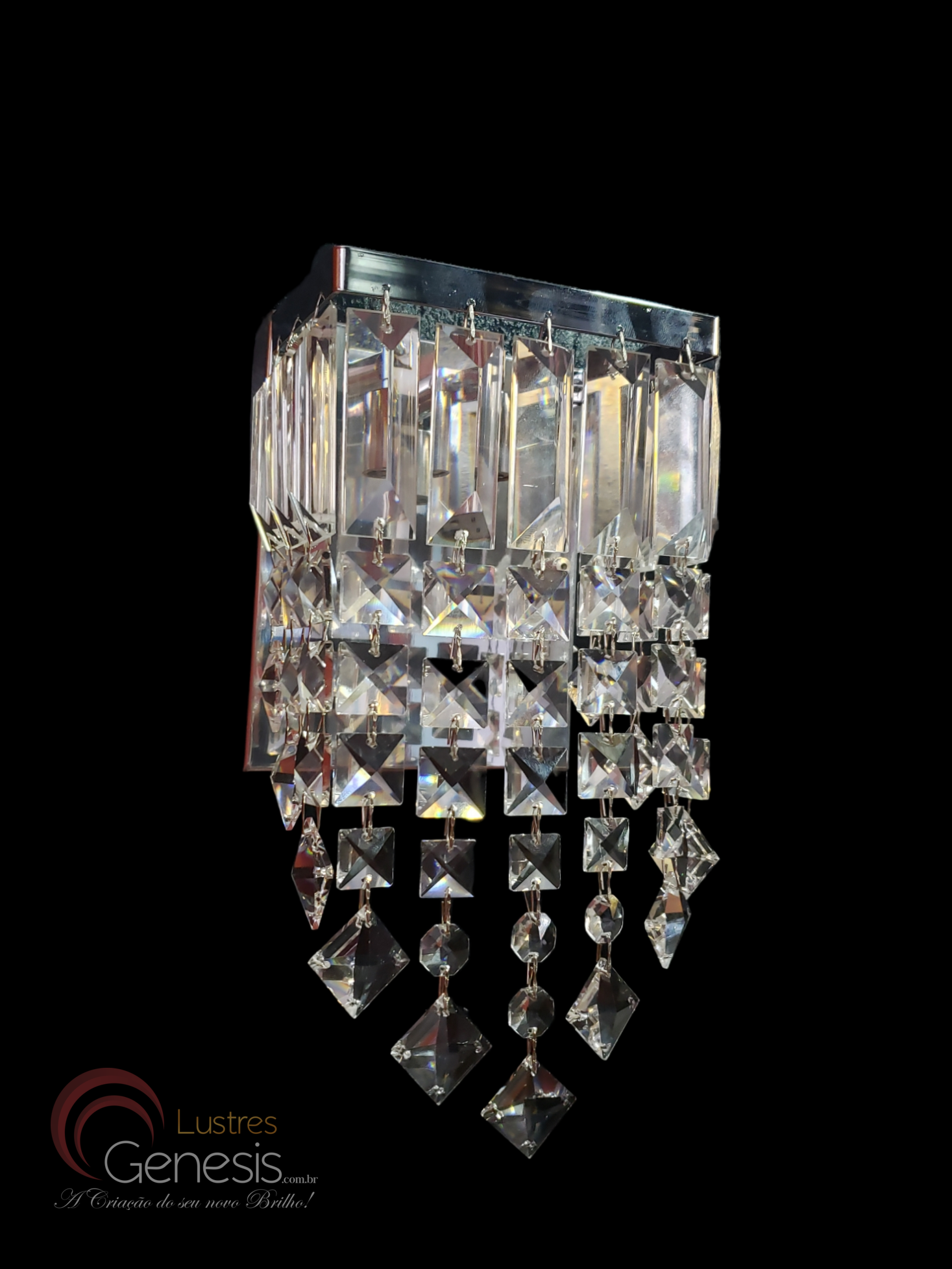 Arandela de cristal quadrada para parede, ideal para sala de jantar, hall de entrada ou sala de estar, com design moderno e detalhes sofisticados em cristais transparentes.