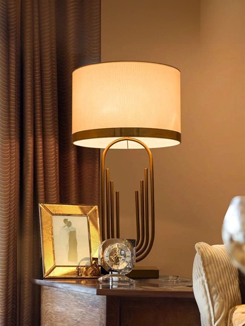 Abajur dourado Dolique com design moderno, ideal para leitura, quartos, escritórios e escrivaninhas.