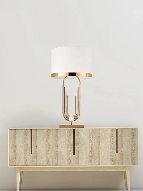 Abajur dourado Dolique com design moderno, ideal para leitura, quartos, escritórios e escrivaninhas.