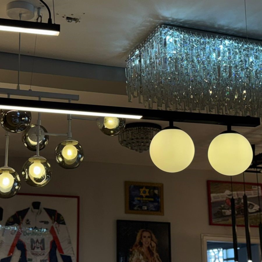 O Pendente Linear com Globos e LED Integrado &eacute; a defini&ccedil;&atilde;o de modernidade para projetos de ilumina&ccedil;&atilde;o. Com um design minimalista em preto fosco, esta pe&ccedil;a une a funcionalidade da ilumina&ccedil;&atilde;o linear de alta performance com o charme retr&ocirc; dos globos de vidro opalino.