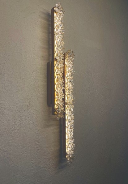 Arandela ou plafon de cristal Stretto duplo instalado em parede, com design moderno e iluminação sofisticada, ideal para quarto, cabeceira de cama, corredor e escadas.