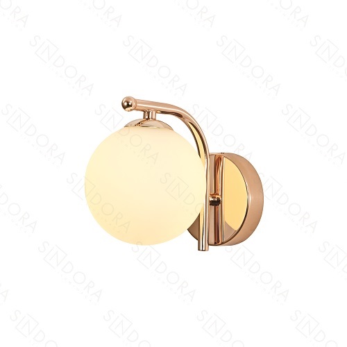 Arandela moderna curva dourada com globo leitoso para decoração de interiores. Lustres Gênesis loja online de Lustres e Iluminação Decorativa