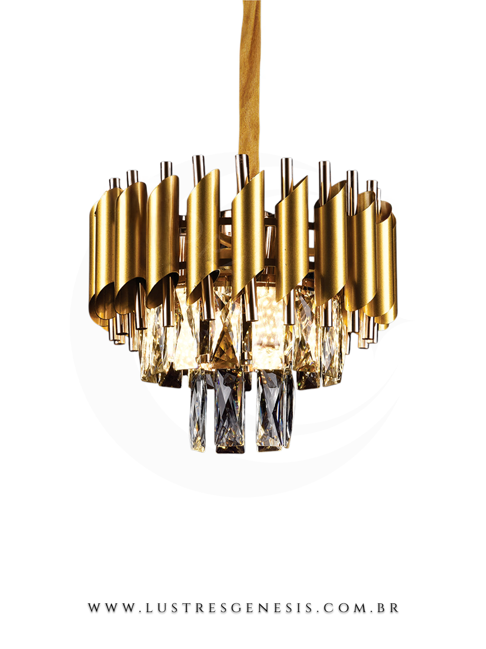 Lustre pendente de teto, com design moderno, estrutura em tubos de metal dourado e detalhes de cristais pendentes.