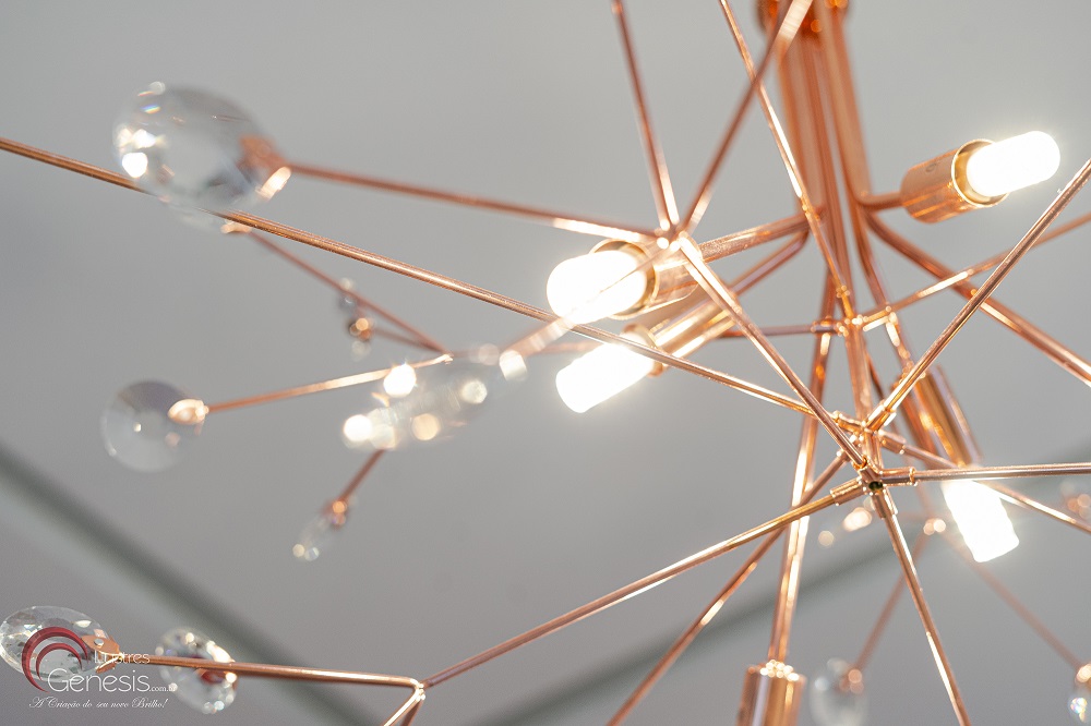 Lustre Pendente Twing 48 Cristais Rose Gold em detalhe iluminado, ideal para salas e quartos. Lustres Gênesis loja online de Lustres e Iluminação Decorativa
