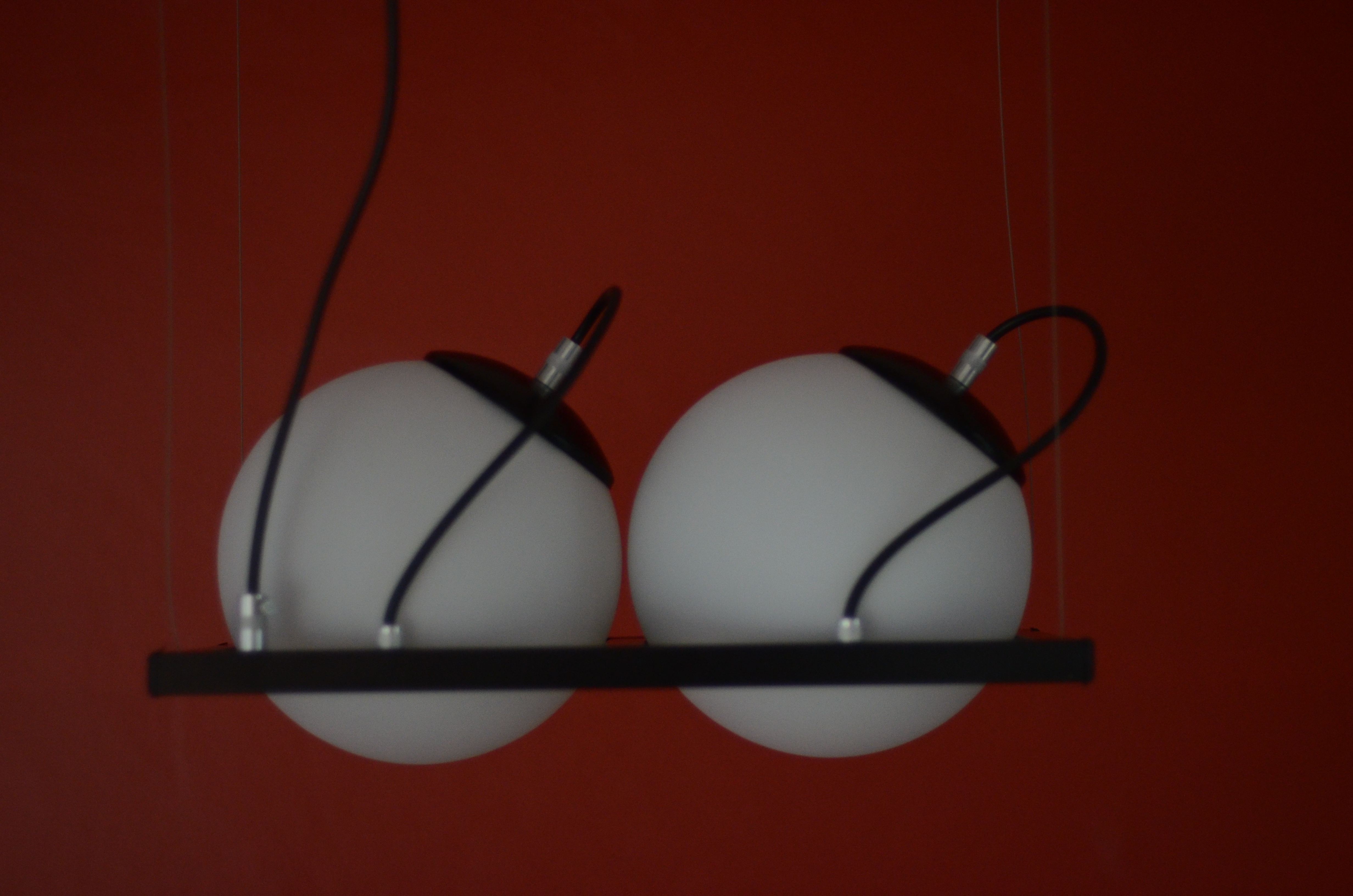 Pendente Moderno Poppy com dois globos brancos, ideal para sala de jantar e ambientes gourmet Lustres Gênesis loja online de Lustres e Iluminação Decorativa. 