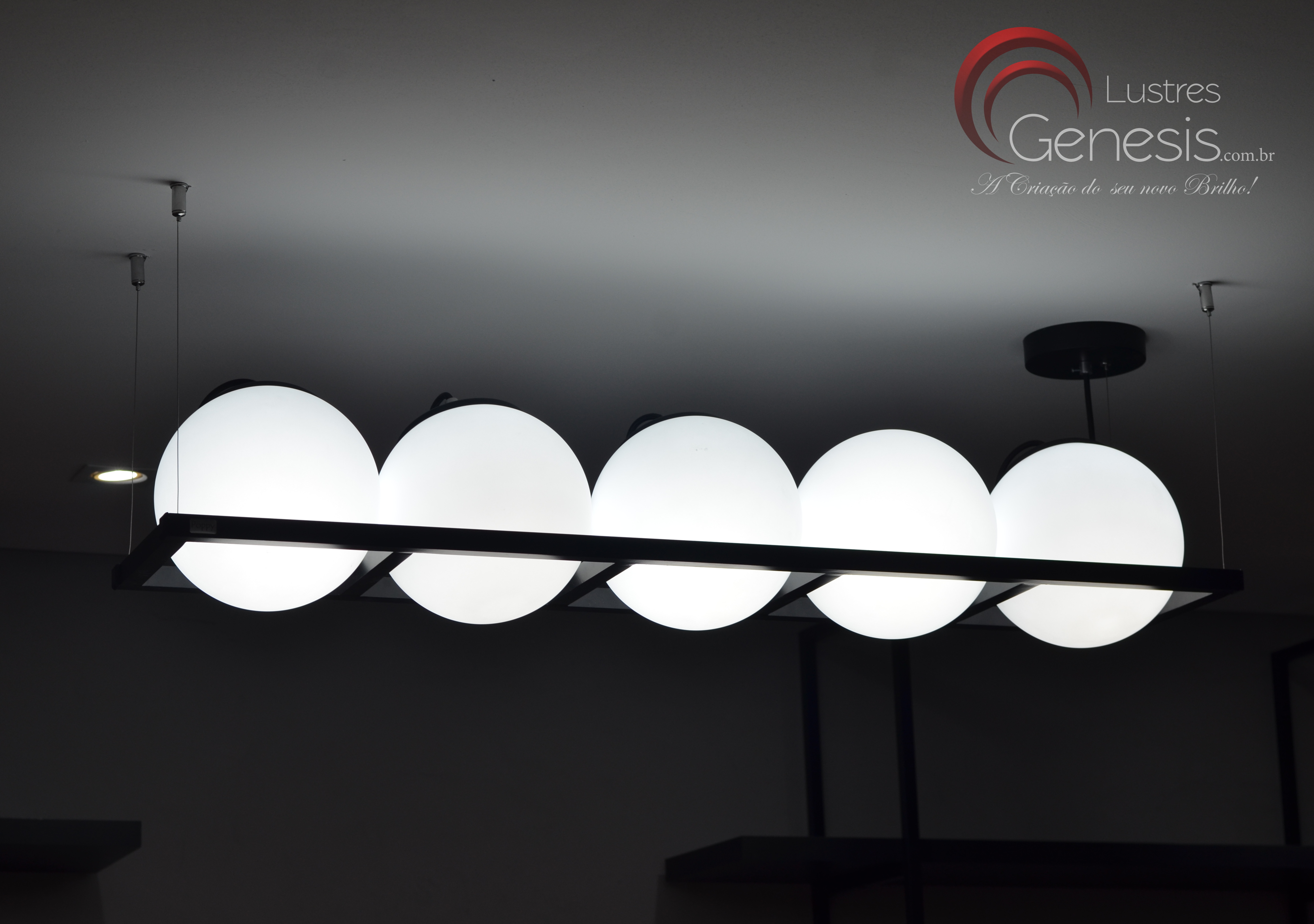 Pendente Moderno Poppy com 5 globos iluminados em design industrial Lustres Gênesis loja online de Lustres e Iluminação Decorativa. 