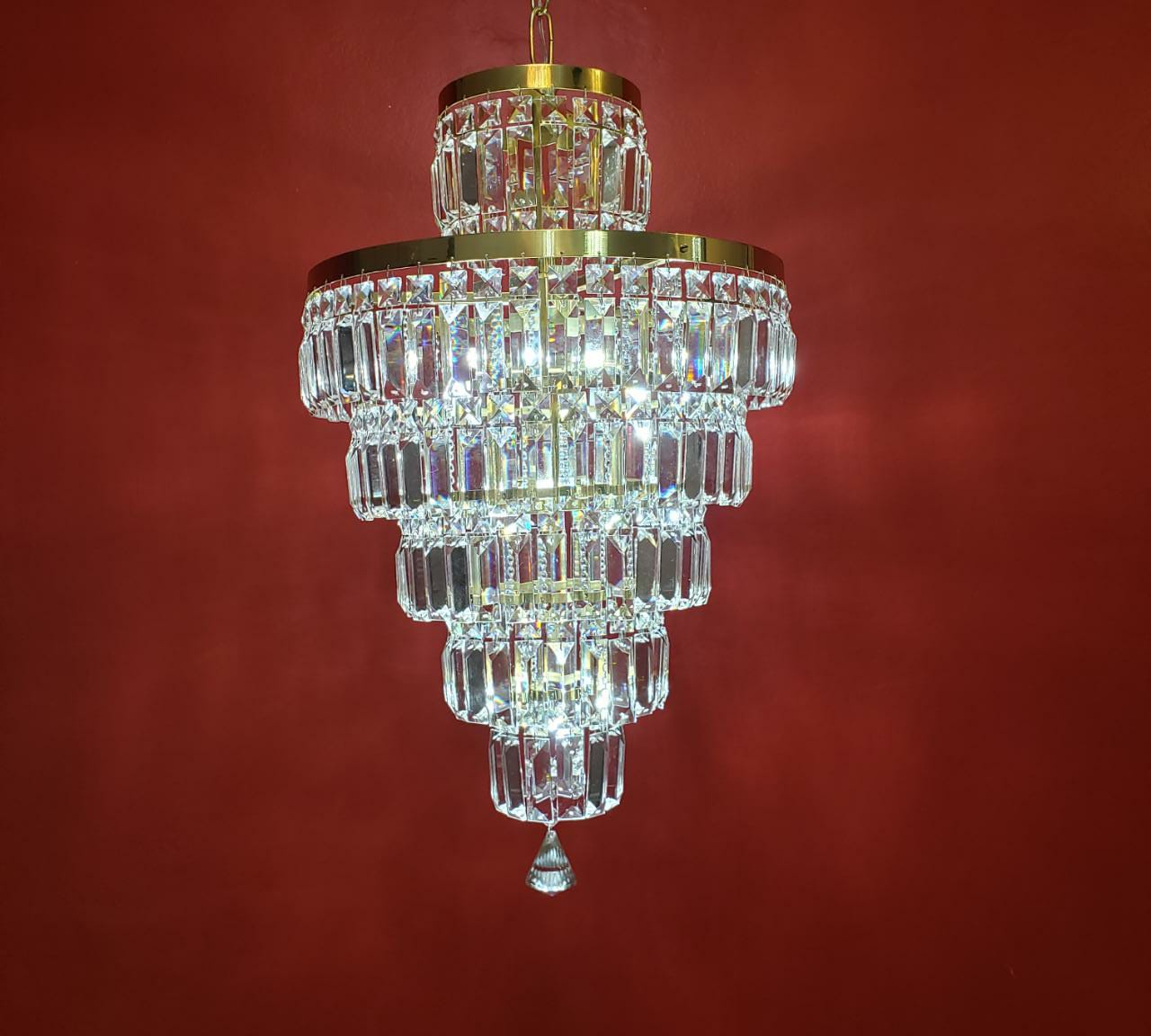 Lustre Pendente Hammas de cristal em ambiente interno com parede vermelha. Lustres Gêneiss loja online de Lustres e Iluminação Decorativa