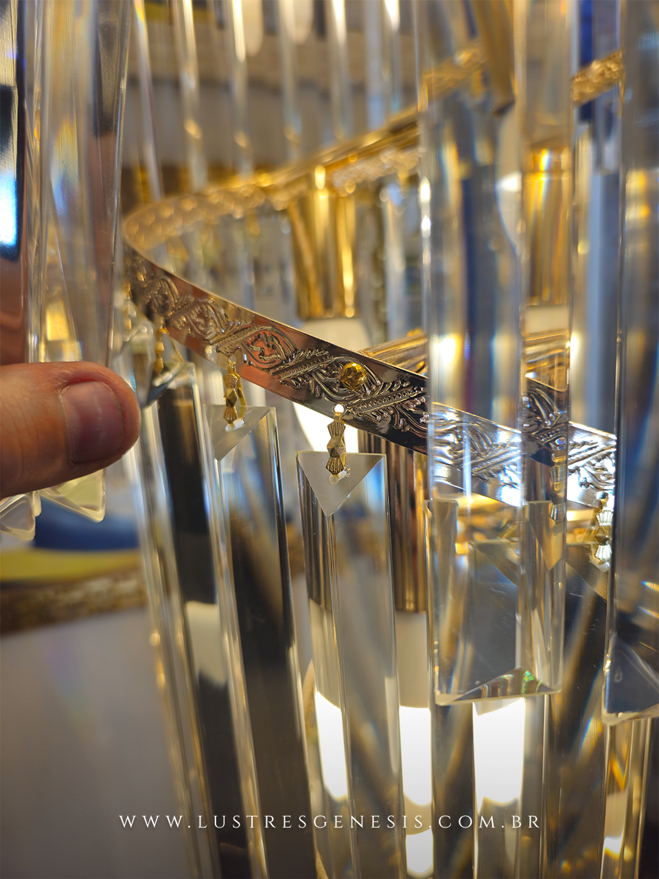 Lustre pendente de cristal Líbia na cor preta, modelo grande com 2,40 metros de altura, ideal para casas com pé direito duplo e alto.