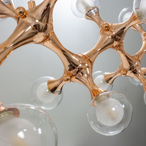 Lustre pendente moderno com design de molécula em base rose gold e 16 globos de vidro. Lustres Gênesis loja online de Lustres e Iluminação Decorativa. 