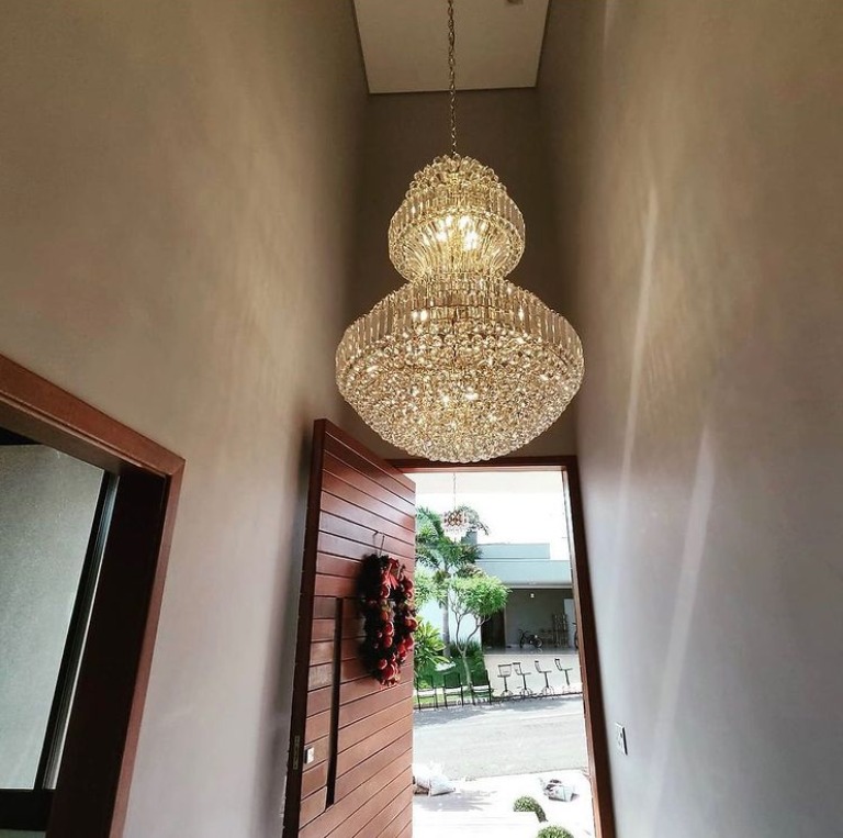 Lustre de Cristal Las Vegas Cristais Transparente instalado em entrada de casa com pé direito duplo. Lustres Gênesis a Maior e melhor empresa para comprar Lustres do Brasil. Venda de lustres é na Lustres Gênesis