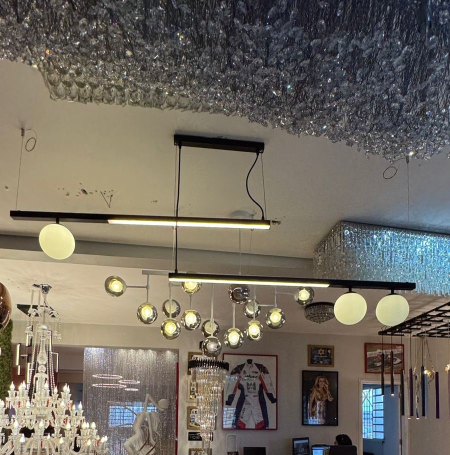 O Pendente Linear com Globos e LED Integrado &eacute; a defini&ccedil;&atilde;o de modernidade para projetos de ilumina&ccedil;&atilde;o. Com um design minimalista em preto fosco, esta pe&ccedil;a une a funcionalidade da ilumina&ccedil;&atilde;o linear de alta performance com o charme retr&ocirc; dos globos de vidro opalino.